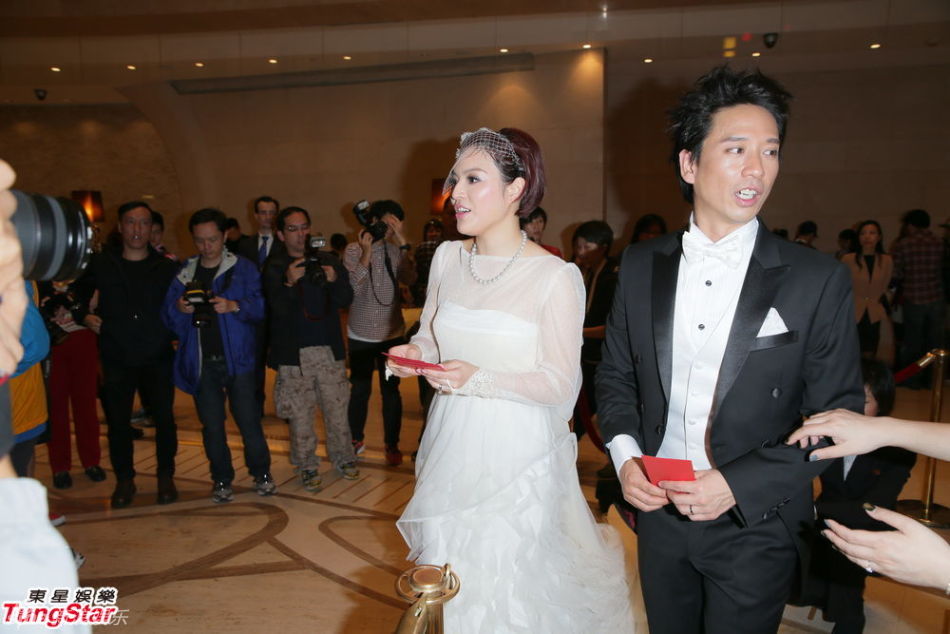 组图:叶佩雯郭伟亮浪漫大婚 陈奕迅喜当兄弟团