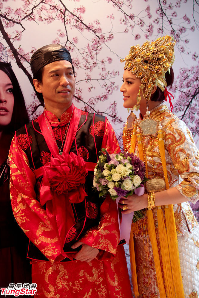 组图:叶佩雯郭伟亮浪漫大婚 陈奕迅喜当兄弟团