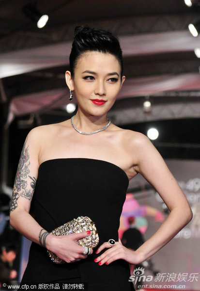 范晓萱抹胸裙亮相红毯大秀手臂纹身