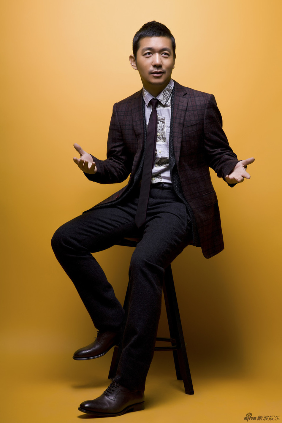 邢佳栋身着格子系列的紫色西装,时而鬼马调皮,一改往常在荧屏前的硬汉