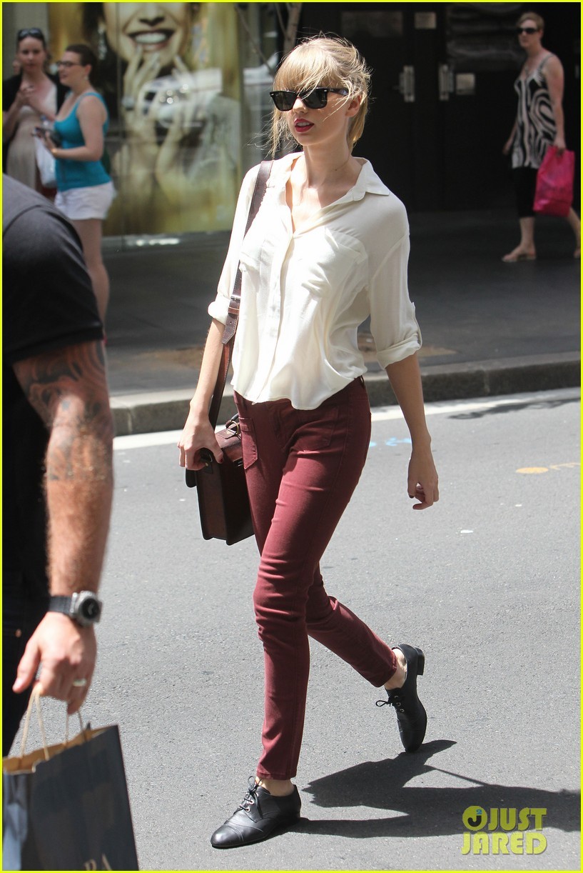 组图:泰勒-斯威夫特白衬衫现身街头 标志红唇抢眼_高清图集_新浪网