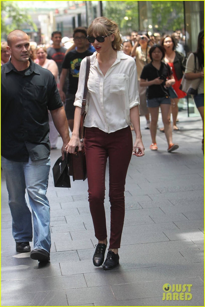 组图:泰勒-斯威夫特白衬衫现身街头 标志红唇抢眼_高清图集_新浪网