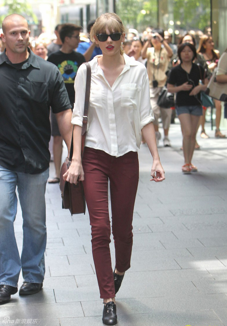 泰勒-斯威夫特穿白衬衫配长裤轻松购物
