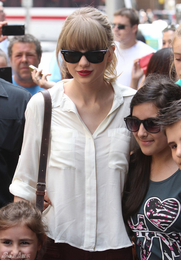 泰勒-斯威夫特穿白衬衫配长裤轻松购物