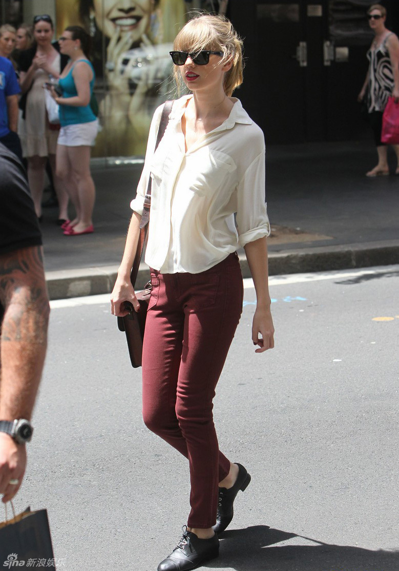 泰勒-斯威夫特穿白衬衫配长裤轻松购物