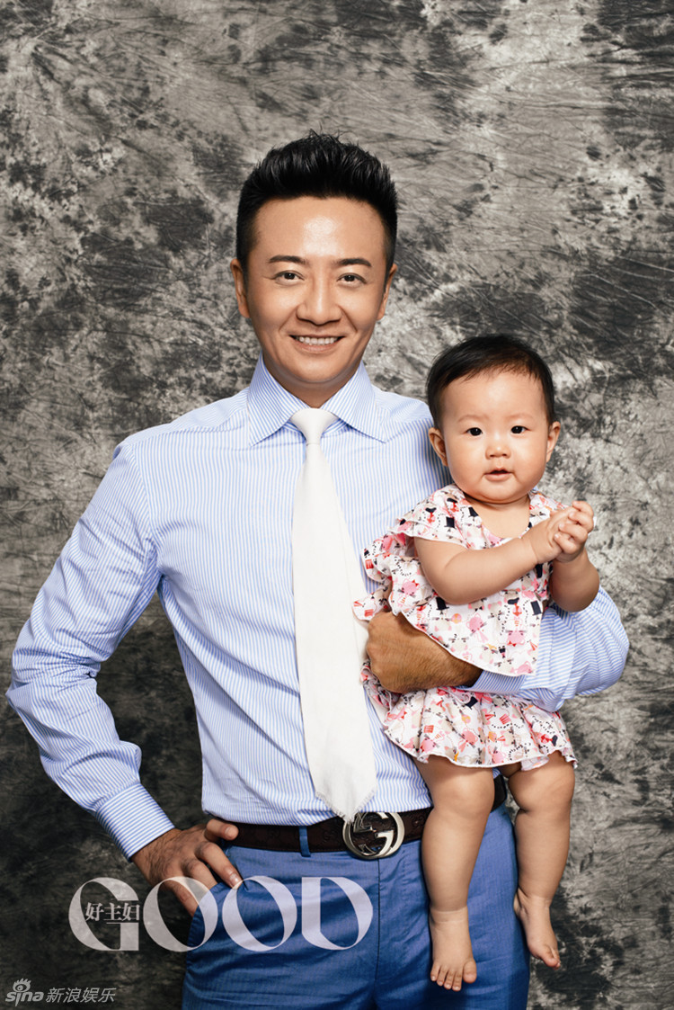 组图:张岩携全家拍摄杂志 "时尚大家庭"晒幸福