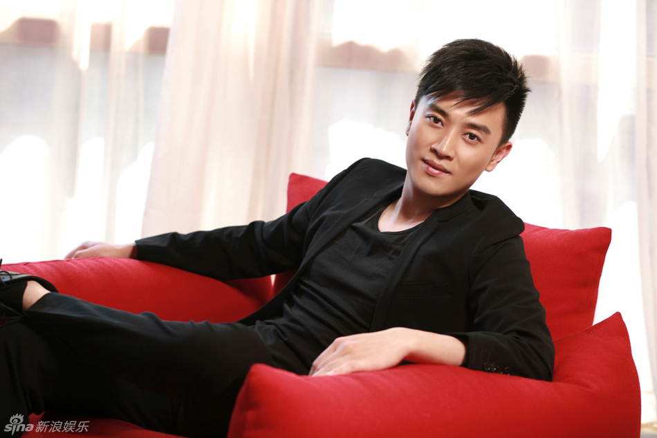 组图:蒋毅休闲西装拍摄写真 明媚温暖帅气袭人_高清图集_新浪网