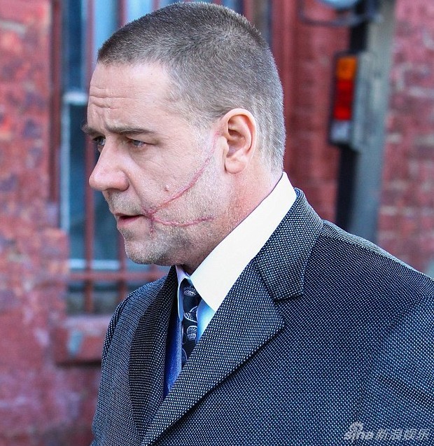 《冬日的故事》片场 罗素-克劳脸疤骇人