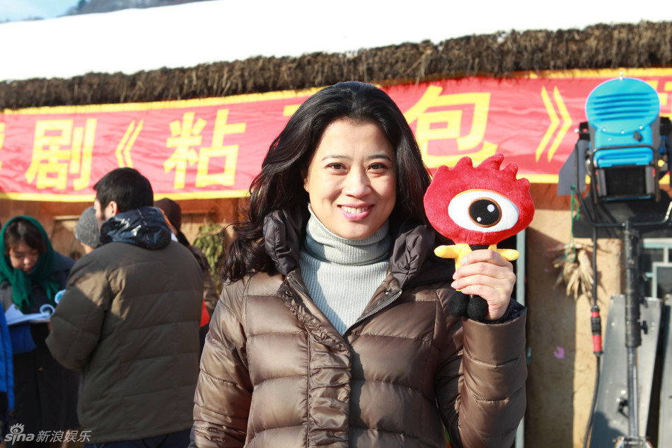 新浪娱乐讯 由李菁菁,秦卫东等主演的农村剧《粘豆包》在东北开机