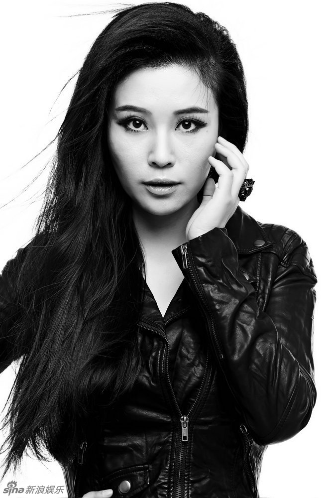 新浪娱乐讯 很少性感出镜的荆希西此番小露蛮腰,黑白写真尽显性感