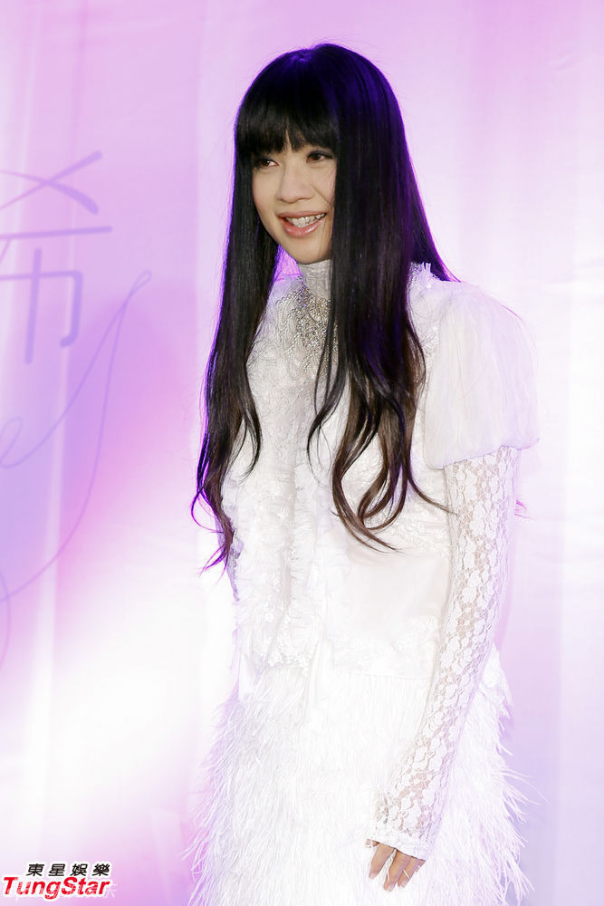 大马变性歌手钟洁希发片 与老公恩爱亲嘴