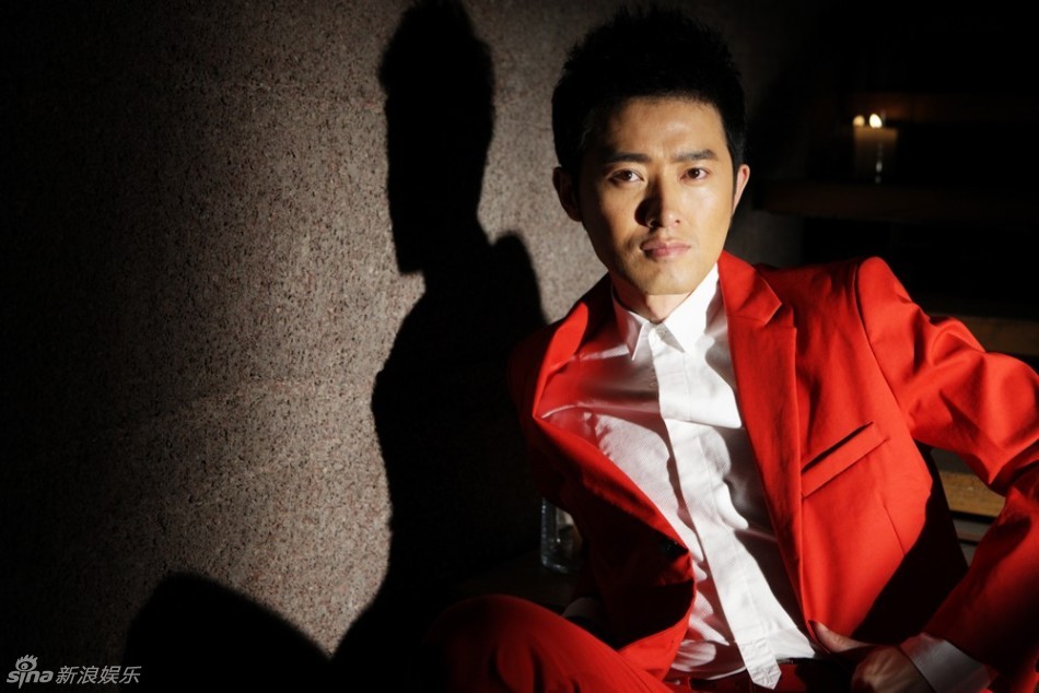 组图:任泉写真红色西装暖意足 展现帅气迎圣诞_高清图集_新浪网