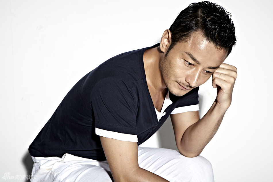 组图:刘牧写真蜜肤胡须展现稳重粗犷男人味儿_高清图集_新浪网