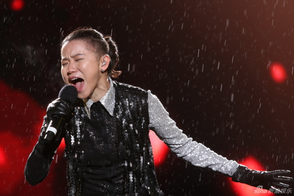 新浪娱乐讯 昨晚(12月1日),"中国好声音世界巡演"首站在南京奥体中心