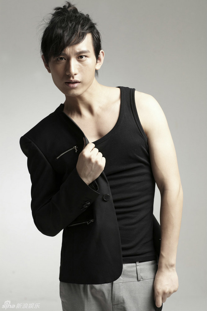 组图:成毅时尚写真曝光 稚气蜕变展现阳刚质感_高清图集_新浪网