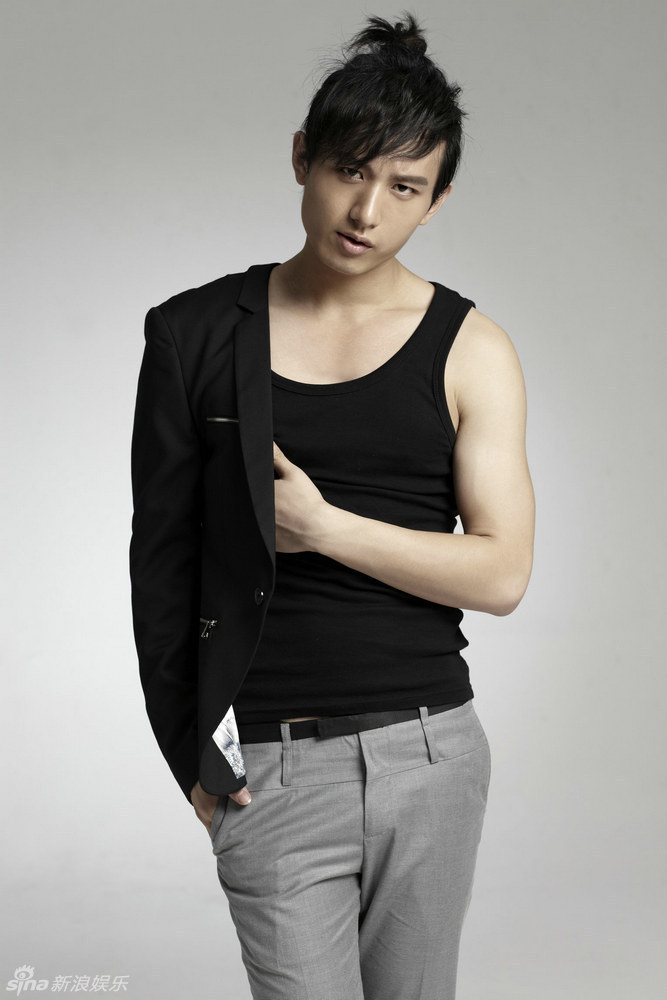 成毅时尚写真展现阳刚质感