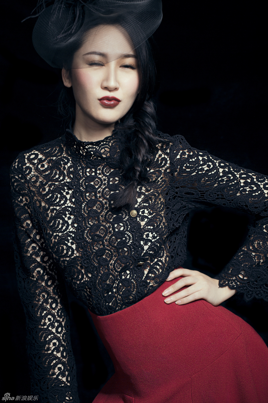 王宁蕾丝镂空装魅惑出镜