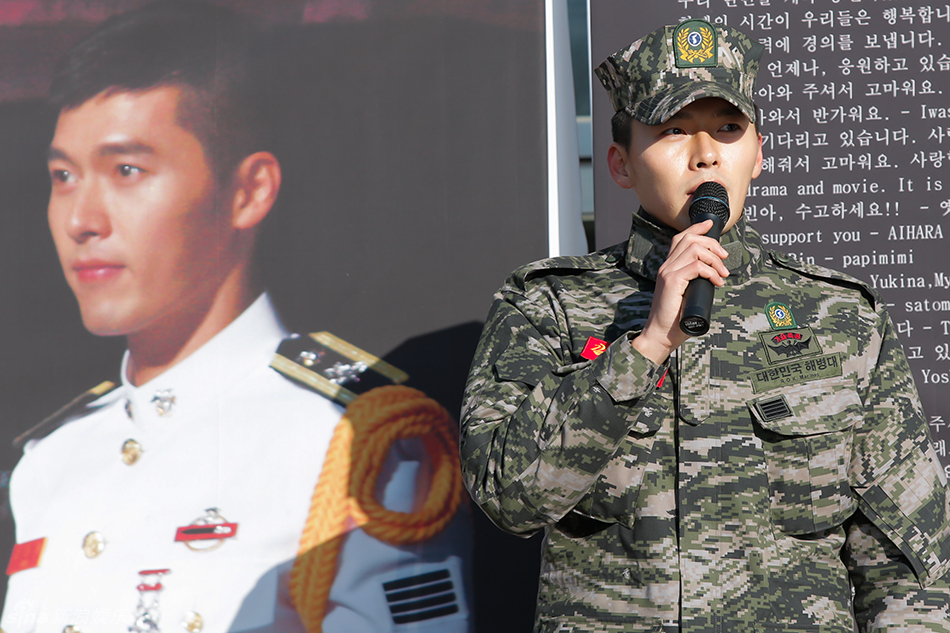 高清组图:韩星玄彬正式退役 众粉丝举牌迎接