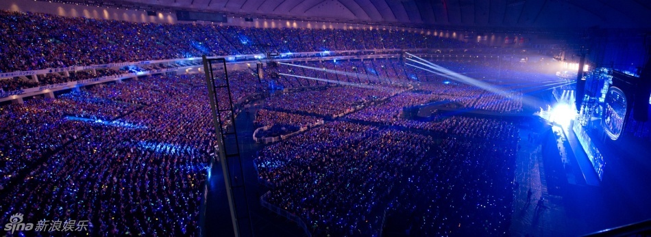 新浪娱乐讯 bigbang于5日晚在日本东京巨蛋举行演唱会,共动员5万5千名