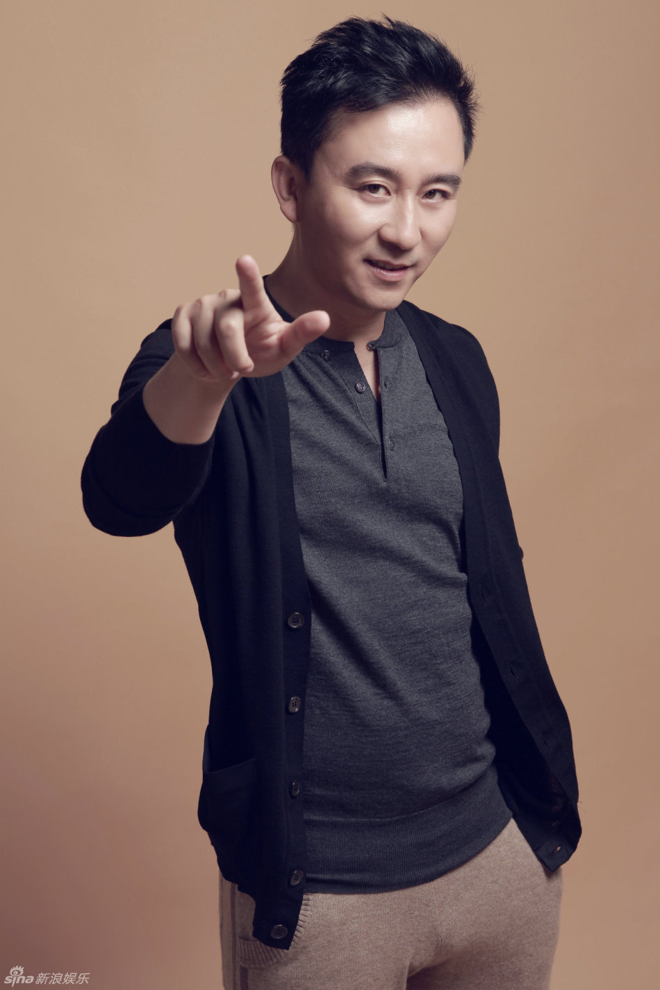 组图:赵毅写真鬼马搞怪 二十年真功夫炼"戏精"_高清图集_新浪网