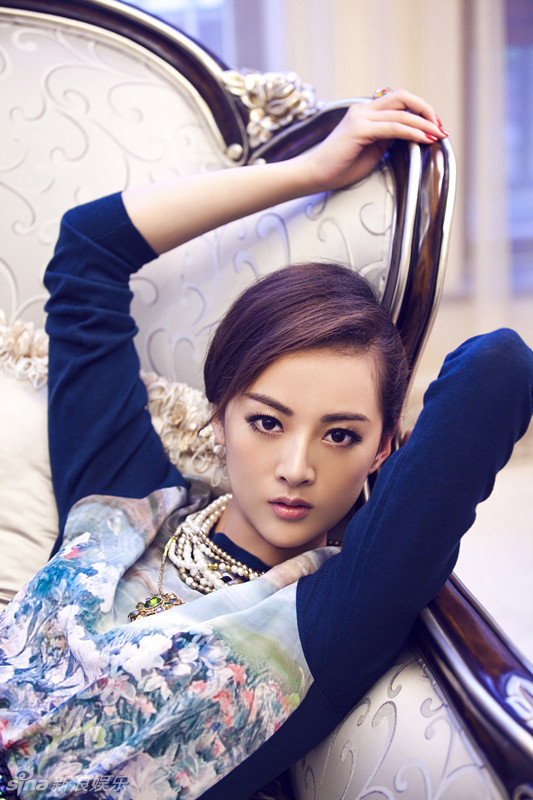 新浪娱乐讯 日前,青年偶像演员刘梓娇曝光了一组慵懒气质的时尚写真.