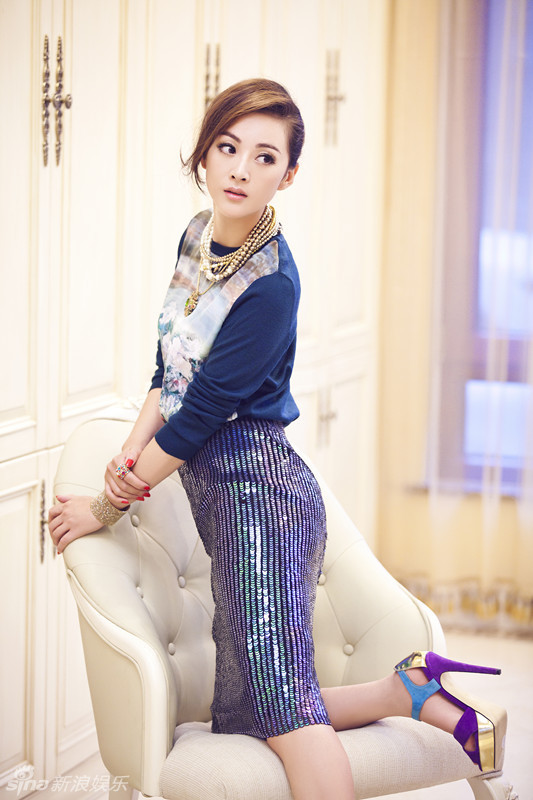 新浪娱乐讯 日前,青年偶像演员刘梓娇曝光了一组慵懒气质的时尚写真.