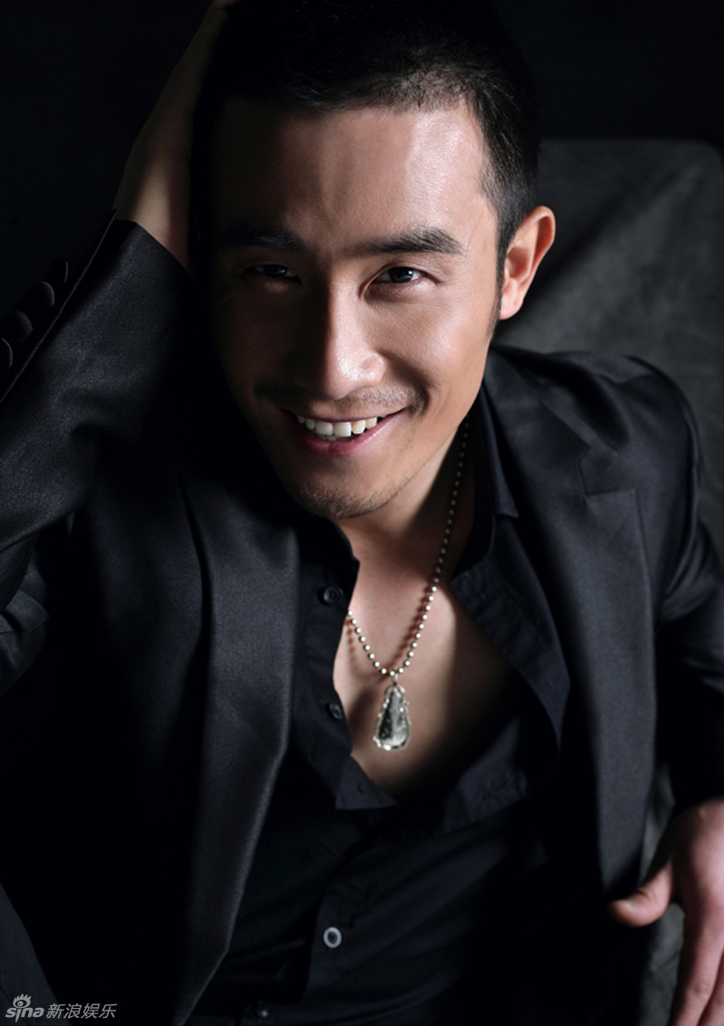 新浪娱乐讯 《王的盛宴》里出演张良一角的演员奇道推出黑白写真系列.