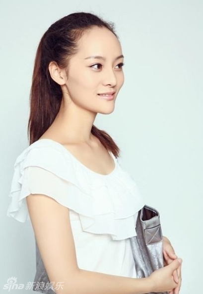 新浪娱乐讯 近日,有网友曝光51岁演员宋佳22岁女儿楚楚近照.