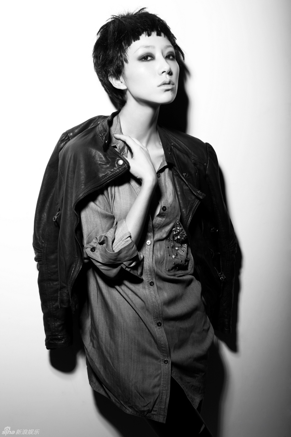 韩雪烟熏妆短发造型颠覆演绎中性美