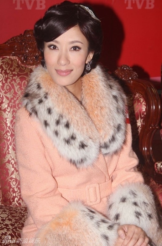 策划组图:《名媛望族》杨怡各色大衣打造暖冬