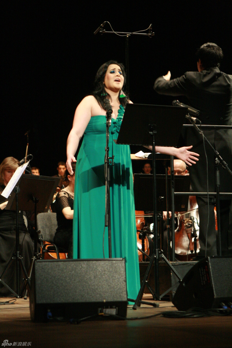 12月18日两日在波兰华沙—德国柏林举行,两位外国歌手郝歌与奥地利