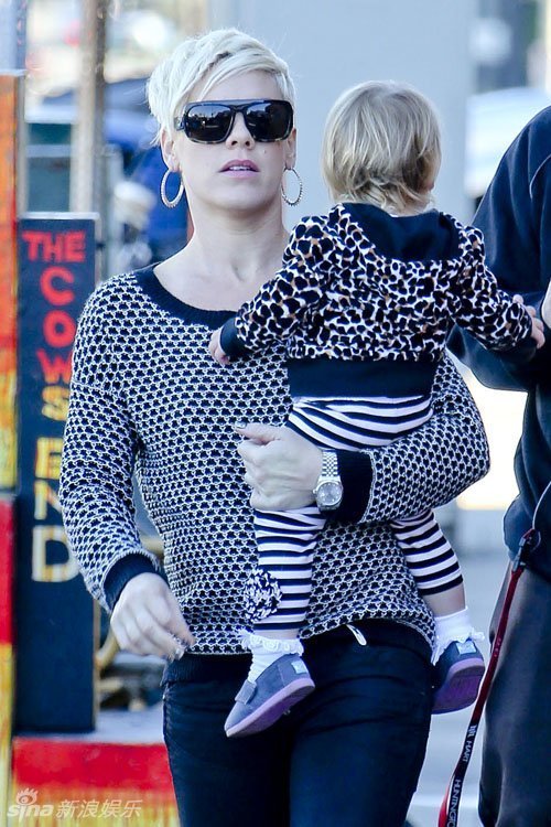 nk与老公卡瑞·哈特与女儿willow一起出行享受天伦之乐.