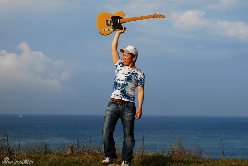 赵传抱吉他写真 与音乐真诚做朋友