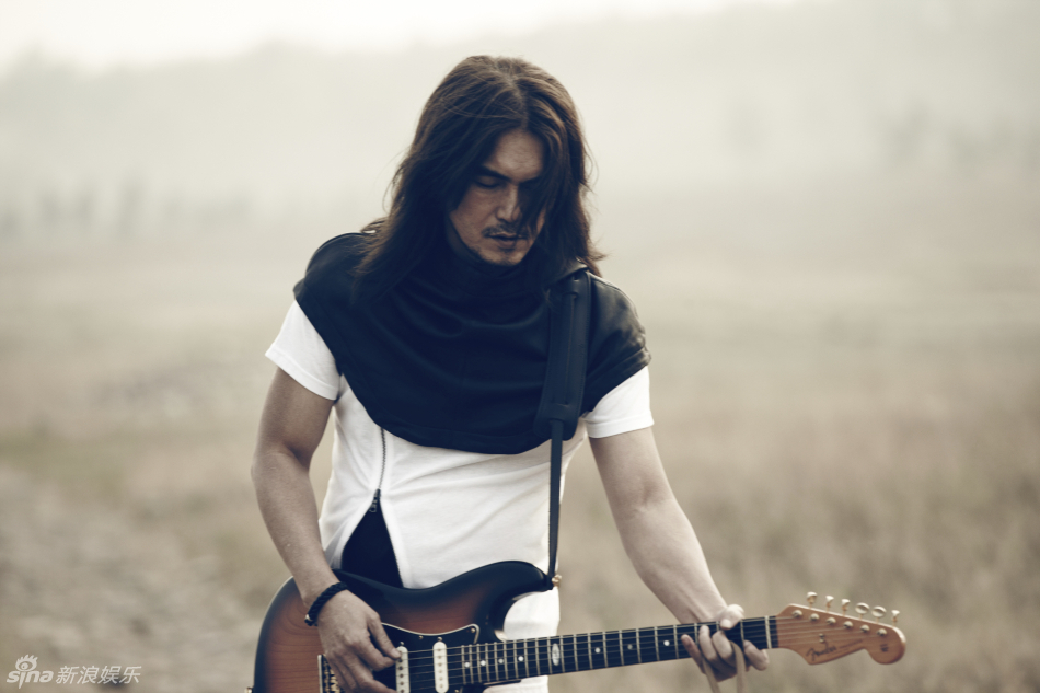 迪克牛仔颓废写真 长发飘逸专注音乐