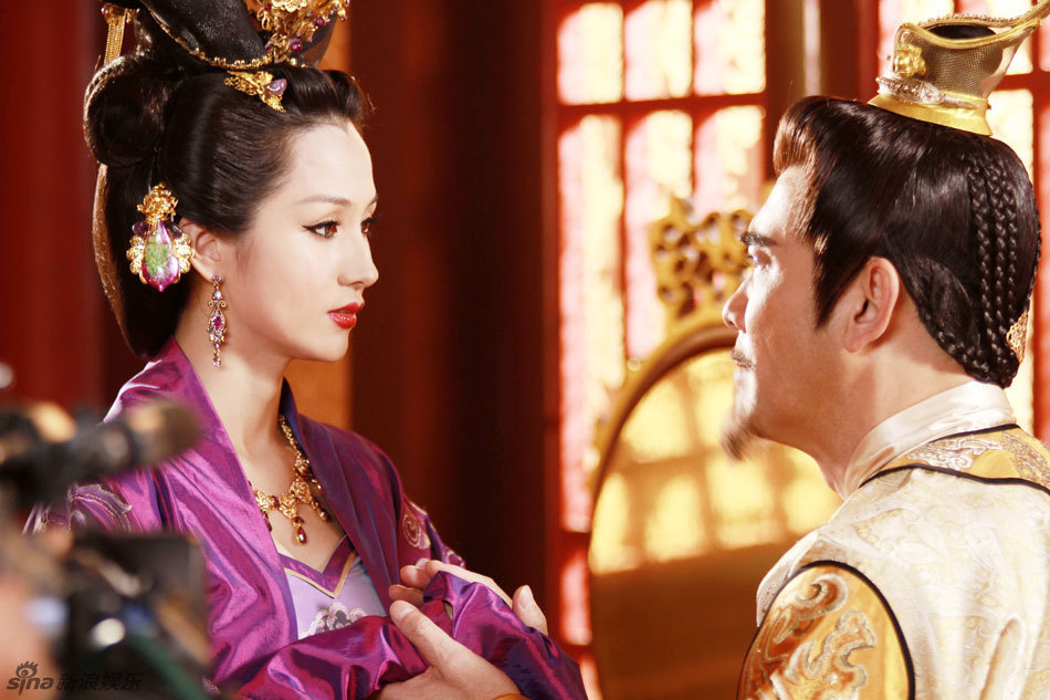 《隋唐英雄》陈慧儿(蓝燕饰)与杨广(赵文瑄饰)情意绵绵