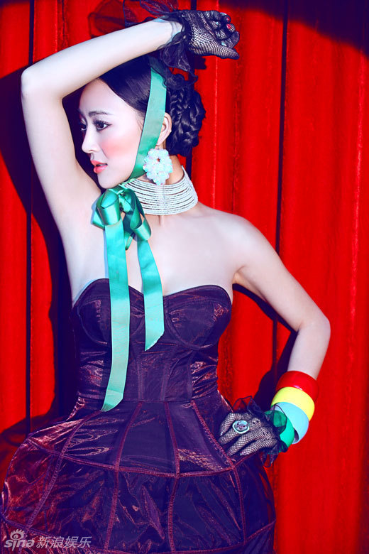 新浪娱乐讯 内地女星万妮恩在世界末日拍了一套以圣诞为主题的写真