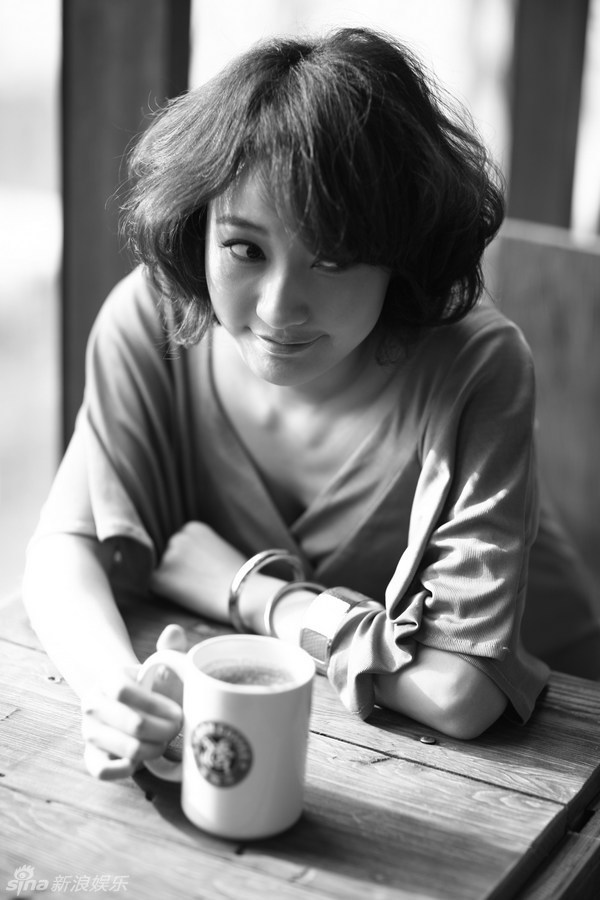 阎娜杂志黑白大片演绎女性甜美