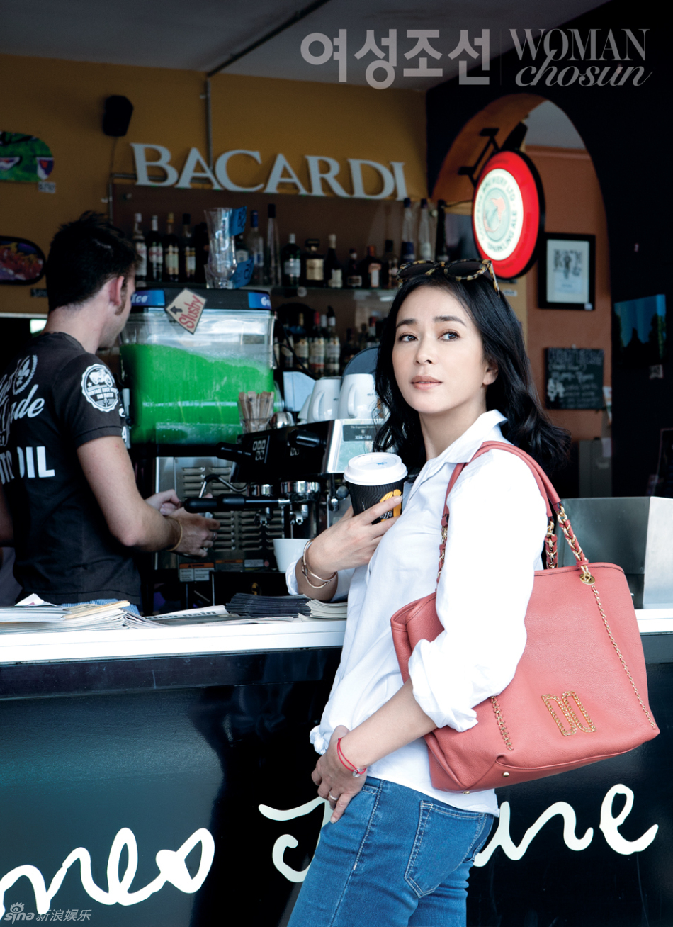 新浪娱乐讯 韩国演员赵敏秀赴澳大利亚布里斯班拍写真,以异国风情的