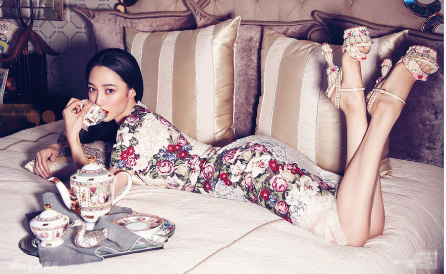 白百何《嘉人美妆》开年封面 复古妆容浓郁大气