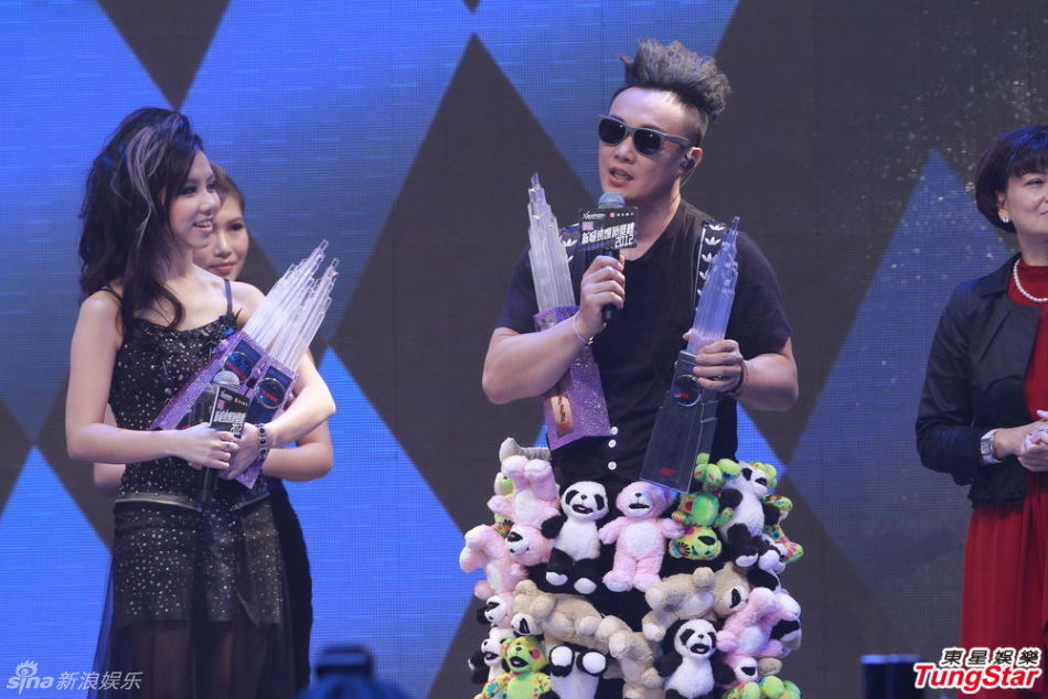 邓紫棋陈奕迅获年度大奖