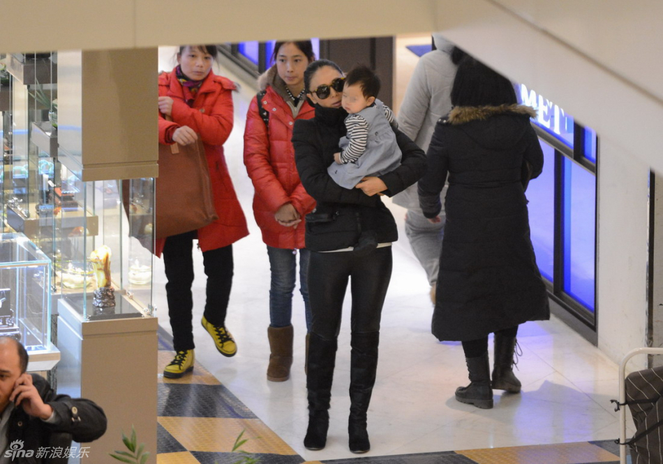张恒抱爱女逛商城 女儿首曝光