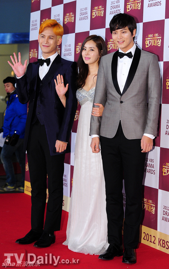 组图:金南珠获奖落泪 宋仲基文彩元成最佳搭档_高清图集_新浪网