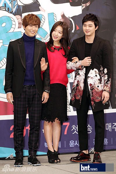 组图:尹施允朴信惠出席《邻家花美男》发布会_高清图集_新浪网