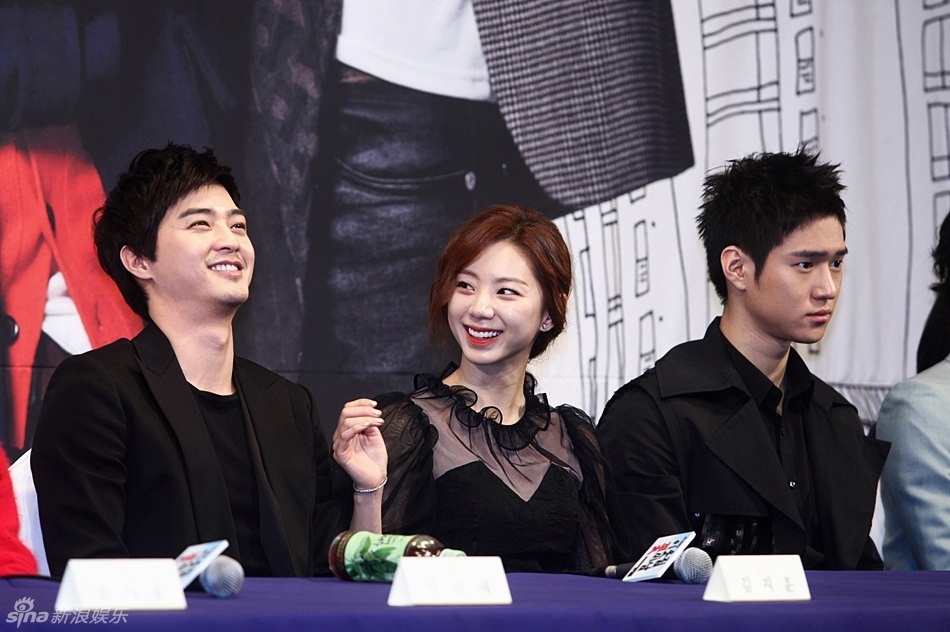 高清图:朴信惠尹施允亮相《邻家花美男》发布_高清图集_新浪网