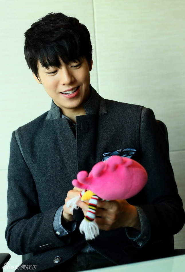 高清组图:独家对话李玹雨笑成恋爱是外行_高清图集_新浪网