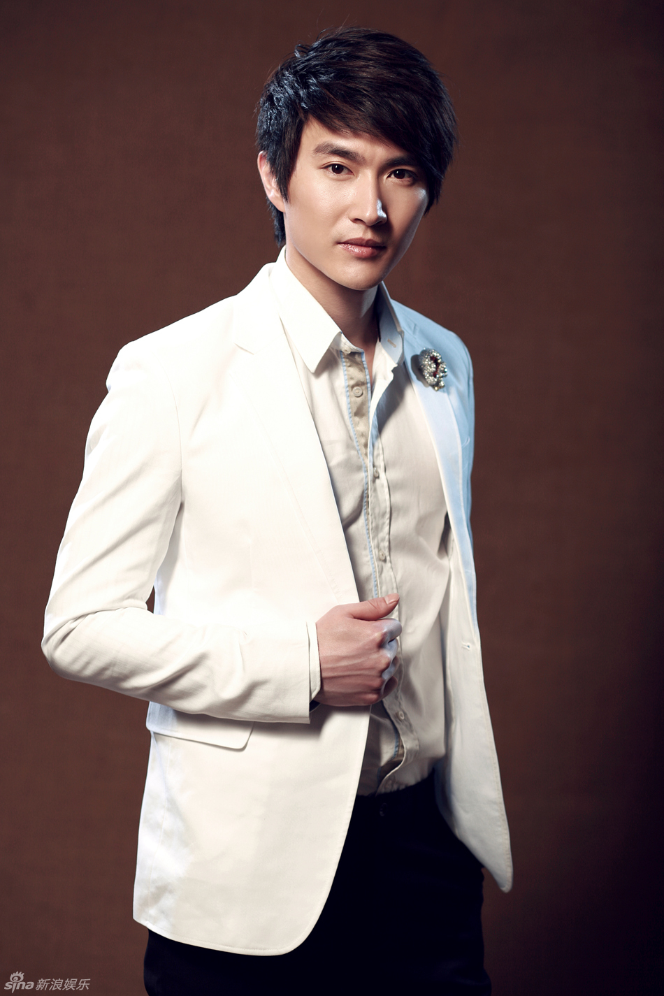 陆昱霖写真曝光 气质儒雅展熟男魅力