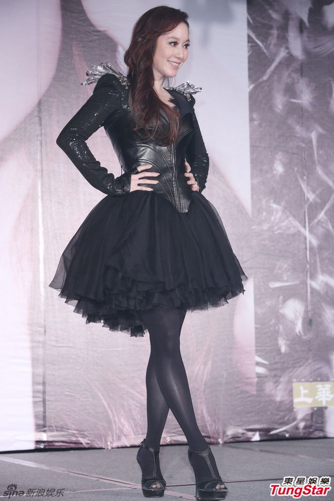 2 / 15 新浪娱乐讯 1月10日,许慧欣举办新专辑发布会,黑天鹅装性感