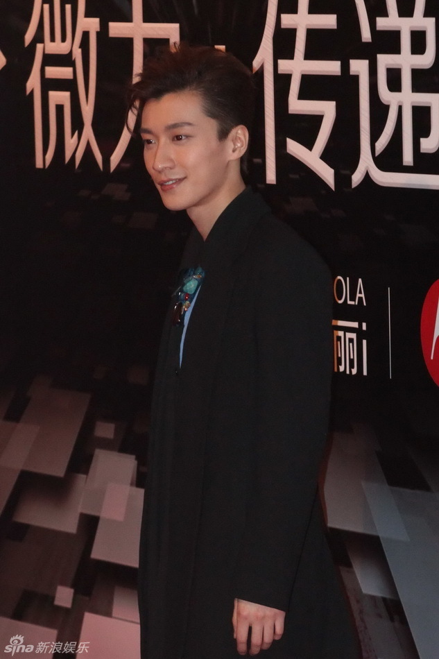 组图:2012新浪微博之夜红毯-乔任梁帅气亮相