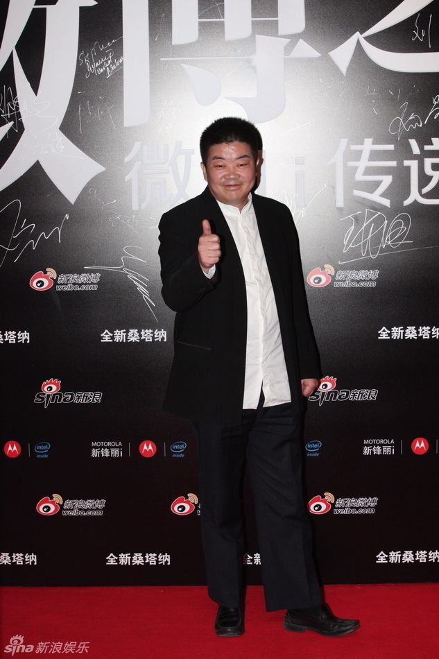 组图:2012新浪微博之夜红毯-冯军亮相_高清图集_新浪网