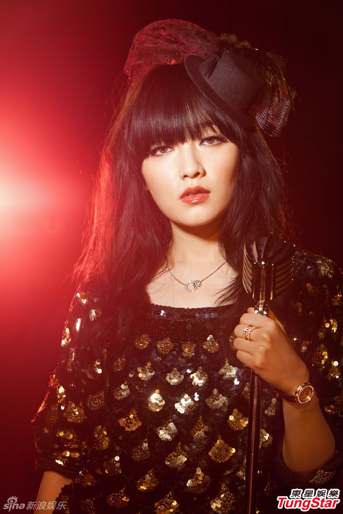 范晓萱拥母拍摇滚写真黑色长发似芭比